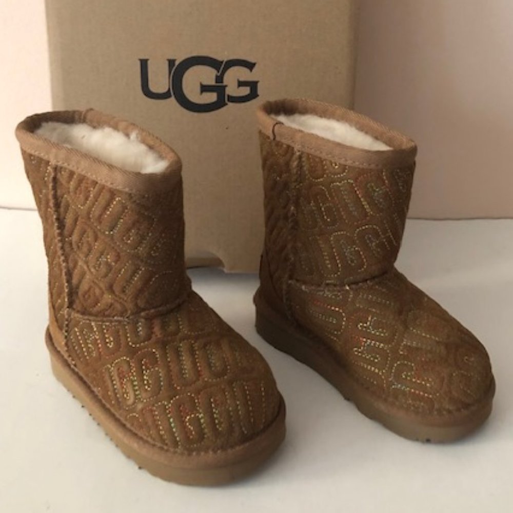 UGG Classic II Graphic Stitch Leather Kids' Short Boot for boy or girl. Size: 6